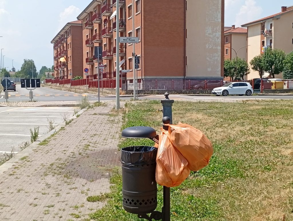 Cestino getta carte, Piazzetta Nini Rosso, 28 giugno 2026 - Foto Rovera